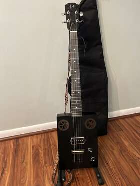 J.n Guitars 882030253218 Cask-hogscoal 4-string Acoustic Electric Cigar Box Guitar Black Bag