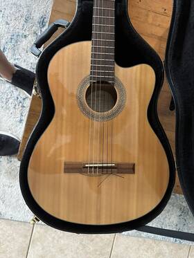 Lc200-ce Lucero Solid Top Classical 4/4 Cutaway With Case Electric Guitar